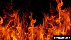 Içeri işler ministrliginiň işgäriniň habar bermegine görä, ýangyn söndürmäge öňki ýol polisiýa işgärleri gatnaşypdyr.