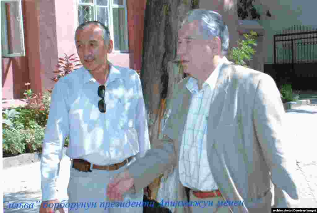 Чыңгыз Айтматов жана Апилмажун Темиралиев. 