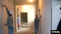 Муҳоҷирони кории тоҷик дар яке аз сохтмонҳо дар Маскав
