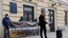 Учасники акції передали своє звернення представнику мерії з вимогою розглянути його під час сесії міської ради