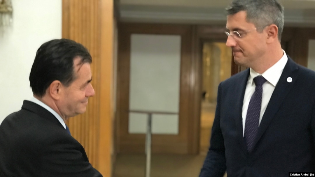 Prim-ministrul Ludovic Orban și președintele USR, Dan Barna 
