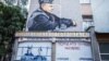 У Сімферополі під муралом із Путіним намалювали Сенцова і Кольченка