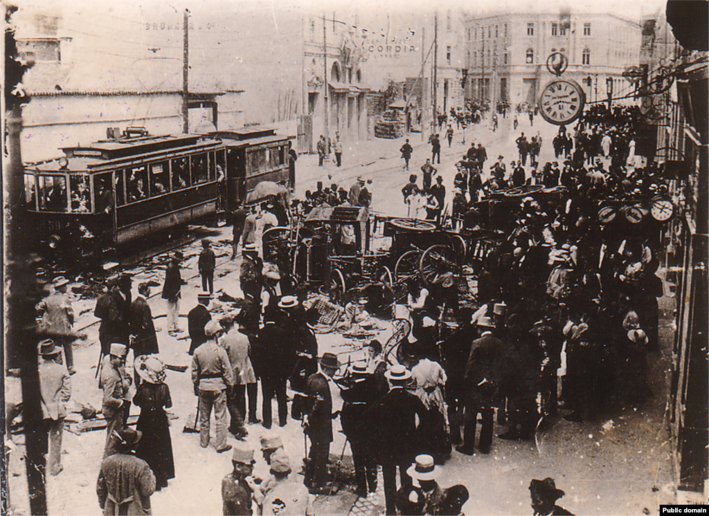 1914 елның 29 июнендә Сараево халкы сербларга каршы күтәрелә. Австрия-Маҗар империясе бу һөҗүмне серб түрәләре оештырган дип исәпли һәм Сербиягә сугыш игълан итә. Бу каршылыкка башка илләр дә кушыла һәм шулай итеп Беренче дөнья сугышы башлана.