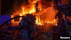 Пожежники працюють на місці удару російського дрона в Одесі у ніч проти 21 березня 2025 року