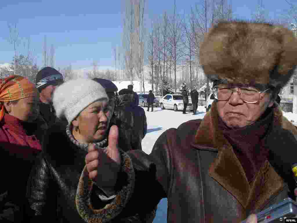 Исмаил Исаковдун жети жүздөн ашуун таламдашы Гүлчө кыштагындагы борбордук спорт майданында митинг өткөрүп, генералдын, ошондой эле Петровкадагы жана Балыкчыдагы оппозиция өкүлдөрүнүн абактан токтоосуз бошотулушун, өлкөнү ар тараптуу кризиске кептеген Бакиев бийлигинин кызматтан кетүүсүн талап кылышты.