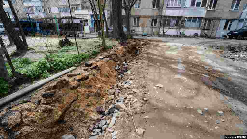 Асфальтовое покрытие в проездных дворах спального микрорайона Матэ Залки давно сняли, а машины и прохожие в затянувшуюся дождливую пору вынуждены «месить грязь»