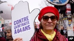 Protestele continuă în Franța, în timp ce opoziția din parlament încearcă să se unească într-o moțiune de cenzură împotriva guvernului.