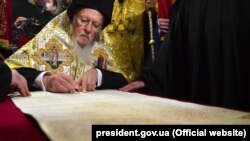 Вселенський патріарх Варфоломій підписує томос про автокефалію Православної церкви України (ПЦУ). Стамбул, 5 січня 2019 року