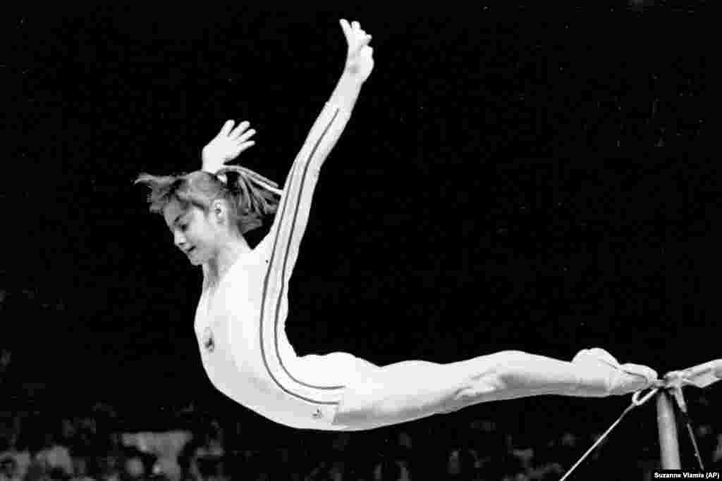 „Vă îmbrățișez și vă mulțumesc” - a scris Nadia Comăneci pe social media pe 12 noiembrie, în ziua în care a împlinit 62 de ani. Multipla campioană olimpică, mondială și europeană a obținut pe parcursul carierei șapte note de 10. Jocurile Olimpice din 1976 de la Montreal au intrat în istorie cu numele „Olimpiada Nadia Comăneci”. Fotografia este de la ediția 1976 a Olimpiadei - momentul în care Nadia a terminat exercițul la paralele inegale, exercițiu pentru care a luat numitul „10.00 perfect”. 