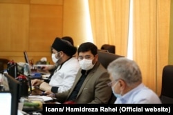 حسین باغگلی در نشستی با یکی از کمیسیون‌های مجلس