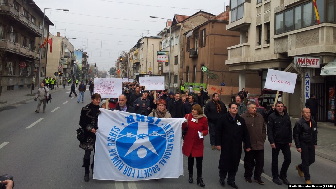Протестен марш на лекарите специјалисти од Клинички центри од Македонија пред Владата на Република Македонија. 08 декември.2012.