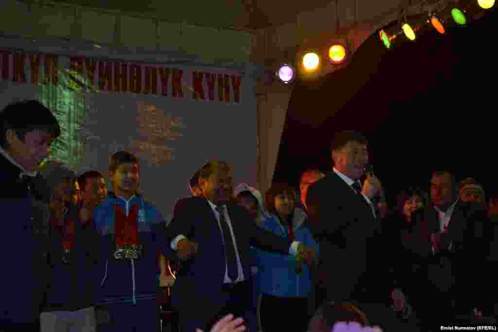 Калаа жетекчилери андан ары жаштарга кошулуп бийлеп да беришти. 