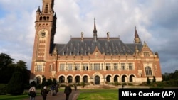 Curtea Internațională de Justiție, cu sediul la Haga, a fost creată după al Doilea Război Mondial pentru a soluționa plângerile legale depuse de state cu privire la presupusele încălcări ale dreptului internațional. Este instituția judiciară supremă a Națiunilor Unite. 