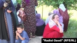 Родственники погибших в вахдатской колонии