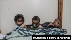 Copii sirieni primesc tratament într-o clinică improvizată în satul al-Shifuniyah/Ghouta de Est
