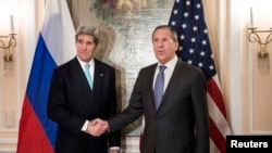 John Kerry cu ministrul rus de externe Serghei Lavrov in München.
