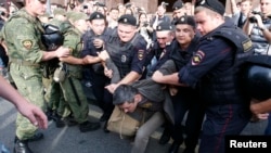 پلیس و نیروهای امنیتی از همان ساعات اولیه پس از اعلام حکم ناوالنی با گروهی از هواداران او درگیر شدند