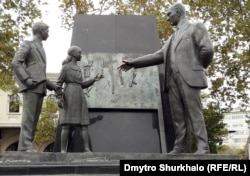Пам’ятник у Стамбулі: турецький лідер Мустафа Кемаль Ататюрк пояснює нову абетку