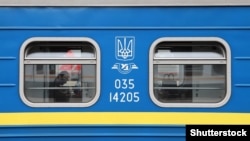  У приміщенні вокзалу вибиті вікна, двері, частково зруйновано стелі. Люди не постраждали 