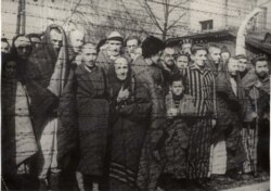 Освенцимде жаңыдан боштондукка чыккан абактагылар. 1945. Reuters.