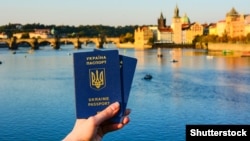 Лише в Польщі йдеться про понад 80 тисяч громадян, які чекають свої документи
