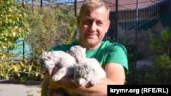 Олег Зубков с белыми тигрятами, архивное фото