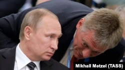 Президент Росії Володимир Путін (л) та речник президента РФ Дмитро Пєсков