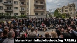 Брифінг під стінами Адміністрації президента після консультацій голови Верховної Ради, лідерів парламентських фракцій та Володимира Зеленського