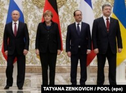 Президент Росії Володимир Путін, канцлерка Німеччини Ангела Меркель, президент Франції Франсуа Олланд і президент України Петро Порошенко під час групового фото. Білорусь, Мінськ, 11 лютого 2015 року