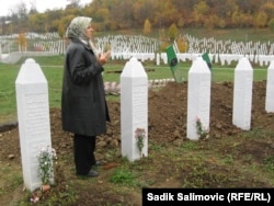 Xədicə Mehmetoviç Srebreniça qətliyamında öldürülənlərin məzarı üzərində.