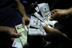 در جمهوری اسلامی پول ملی در چهار دهه گذشته به جای آنکه از فراز و نشیب نوسان‌های عادی عبور کند، با شوک‌های پی در پی فرو ریخته است.