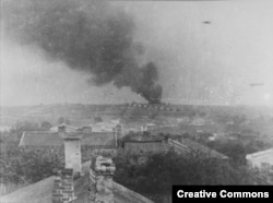 Дим піднімається над табором смерті «Майданек», жовтень 1943 року