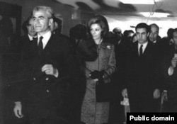 عکس بدون تاریخ از رضا قطبی (راست)، شهبانو فرح و محمدرضا شاه