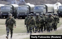 Окупація українського Криму. Російські військові без розпізнавальних знаків (так звані «зелені чоловічки») у селі Перевальне, 5 березня 2014 року
