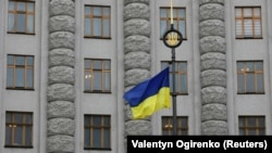 За словами урядовців, вони домовилися про набагато вигідніші умови, і зображують угоду як спосіб розширити відносини зі США