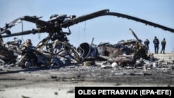 Залишки знищеного російського гелікоптера на аеродромі в Гостомелі на Київщині. 2022 рік