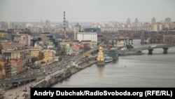 Голова КМВА повідомив, що доручив голові Подільської РДА тримати звʼязок із потерпілим і провести інспекцію всіх фасадів