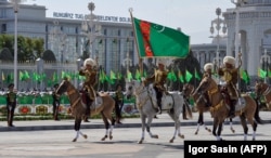 Операції з зачистки вулиць від жебраків та бездомних часто відбуваються напередодні масових святкувань та парадів або коли Ашгабат приймає міжнародні події чи іноземних високоповажних гостей