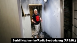 Віталій Шабунін іде коридором свого вигорілого будинку
