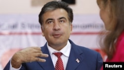 Президент Саакашвили парламенттик шайлоодо добуш бергенден кийин. Тбилиси, 1-октябрь 2012