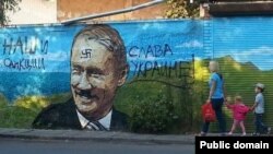 Граффити с изображением Владимира Путина в Ялте, архивное фото