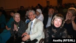 Сулдан уңга: Нинель Юлтыева, Вәлиәхмәт Бәдретдинов һәм Абрек Абзгильдин (артта)