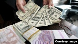 فریدون خاوند، استاد اقتصاد در پاریس به پرسش های کاربران در مورد مسائل اقتصادی پاسخ می دهد 