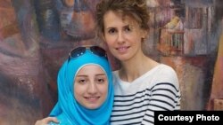 Асма Асад, жена президента Сирии Башара Асада позирует для фото со студенткой. Снимок был размещен в Instagram'e 4 сентября 2013 года.