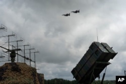 F-16 Воздушных сил Украины пролетают на фоне ЗРК Patriot, август 2024 года