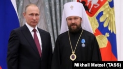 Президент Росії Володимир Путін і голова Відділу зовнішніх церковних зв’язків Московського патріархату митрополит Волоколамський Іларіон (Алфеєв), нагороджений орденом Пошани, під час церемонії вручення державних нагород у Кремлі. Москва, 22 вересня 2016 року 