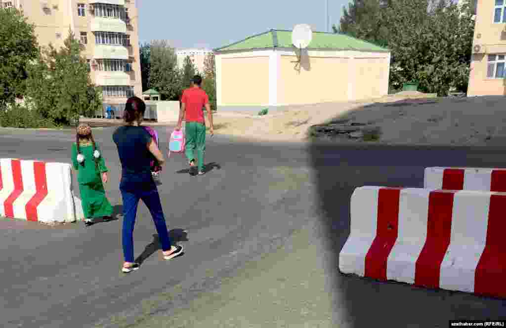 Aşgabadyň Parahat-1 we Parahat -2 etrapçalaryna barýan ýollar awtoulaglar üçin böwetlendi. 