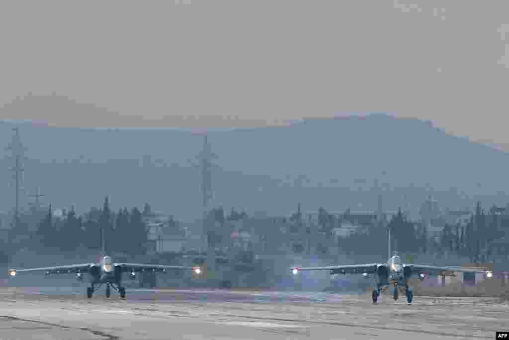 Российские боевые самолеты Су-24 на авиабазе Хмеймим на западе Сирии, декабрь 2015 года 