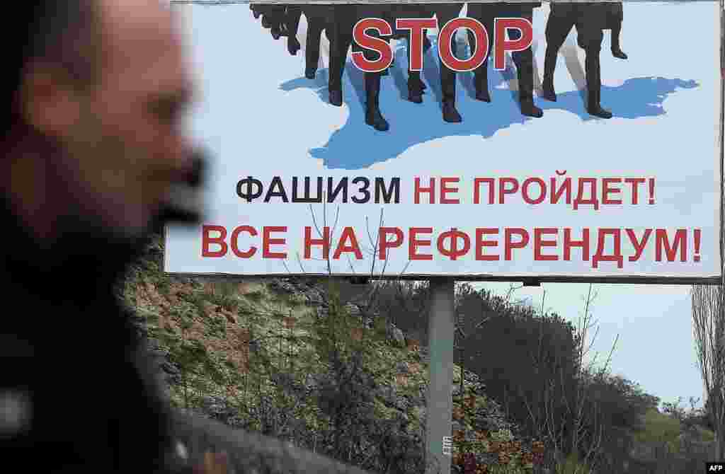 Білборды на вуліцах Крыму перад «рэфэрэндумам», прызначаным на 16 сакавіка, яго дата была перанесеная з больш позьняга тэрміну на ранейшы. Яшчэ да таго, як галасаваньне адбылося, 11 сакавіка ў Дзярждуму Расеі былі ўнесеныя законапраекты, якія прадугледжвалі паскораную працэдуру анэксіі тэрыторыі іншай дзяржавы. Калі раней, згодна з расейскімі законамі, гэта было магчымым толькі пры заключэньні двухбаковай міжнароднай дамовы з Украінай, то прынятыя пасьля заканадаўчыя нормы дазвалялі рабіць гэта ў аднабаковым парадку.