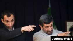محمود احمدی‌نژاد همراه با حمید بقایی، معاون اجرایی دولت دهم.